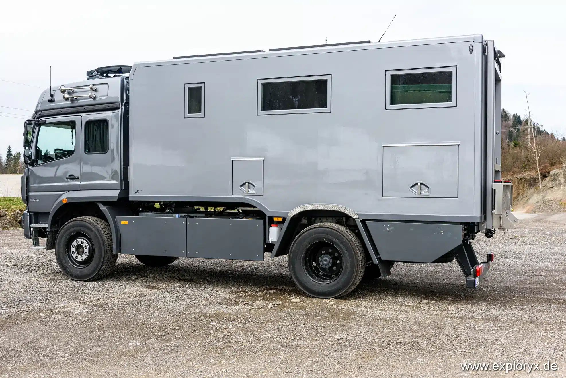 Exploryx Nyala Atego III Expeditionsmobil auf Mercedes-Benz Atego 4x4, Seitenansicht im Freien