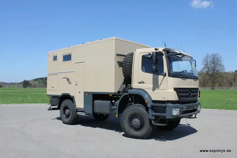 Exploryx Nyala Axor Offroad-Truck als Expeditionsmobil auf freiem Gelände.