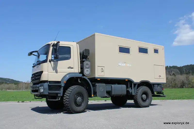 Exploryx Nyala Axor Expeditions-Lkw auf Mercedes-Benz Axor 4x4 Basis, abgestellt auf offener Fläche