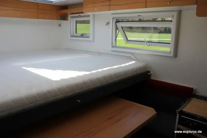 Innenraum und Bettbereich des Expeditions-Lkw Exploryx Nyala Axor mit Fenstern und Stauraum