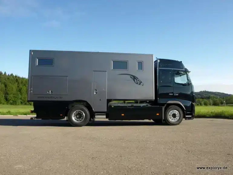 Exploryx Nyala FH16 Expeditionsfahrzeug auf Lkw-Basis, Seitenansicht auf freier Fläche