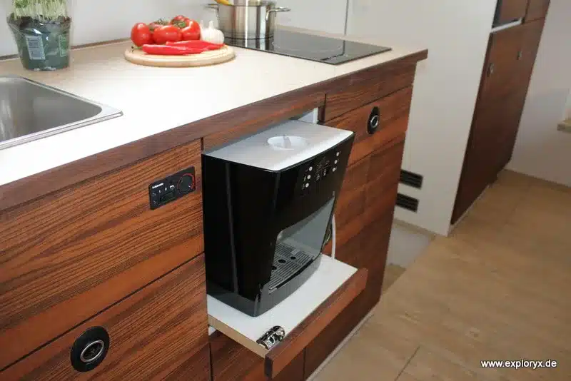 Küchenzeile mit Auszug-Kaffeemaschine und Holzfronten im Exploryx Nyala FH16