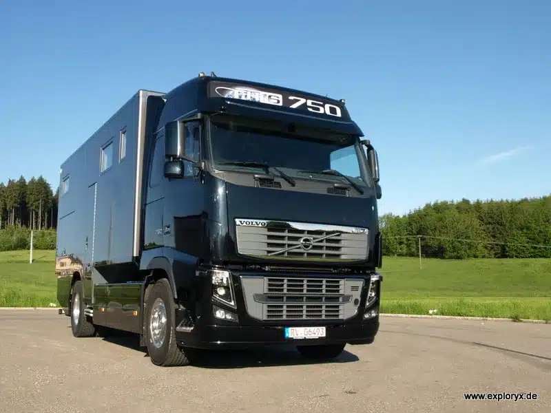 Exploryx Nyala FH16 Expeditions-Lkw mit Fernreisemobil-Aufbau auf einem Parkplatz