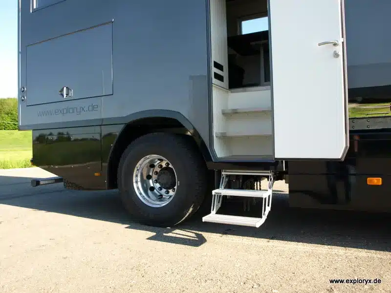 Detailansicht des Seiteneinstiegs mit elektrischer Trittstufe an einem Exploryx Nyala FH16 auf Volvo-Basis.