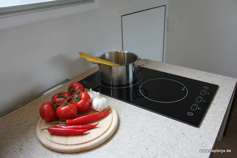 Induktionskochfeld mit Topf und frischem Gemüse in der Küche des Exploryx Nyala FH16