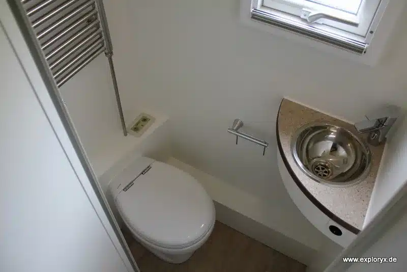 Toilettenraum mit Keramik-WC, Edelstahlwaschbecken und Fenster im Exploryx Nyala FH16