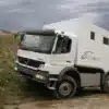 Expeditionsmobil Exploryx Nyala I auf Basis eines Mercedes Atego 1024 4x4 beim Fahren durch unwegsames Gelände.