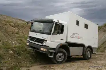Expeditionsmobil Exploryx Nyala I auf Basis eines Mercedes Atego 1024 4x4 beim Fahren durch unwegsames Gelände.