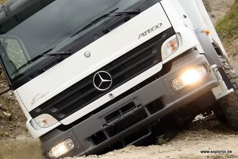 Mercedes Atego 1024 4x4 von Exploryx beim Geländeeinsatz, Nahaufnahme der Fahrzeugfront