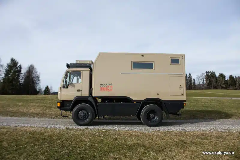 Exploryx Nyala MAN Expeditionsmobil auf MAN L2000 4x4 in der Seitenansicht, beige lackiert, auf einem Feldweg