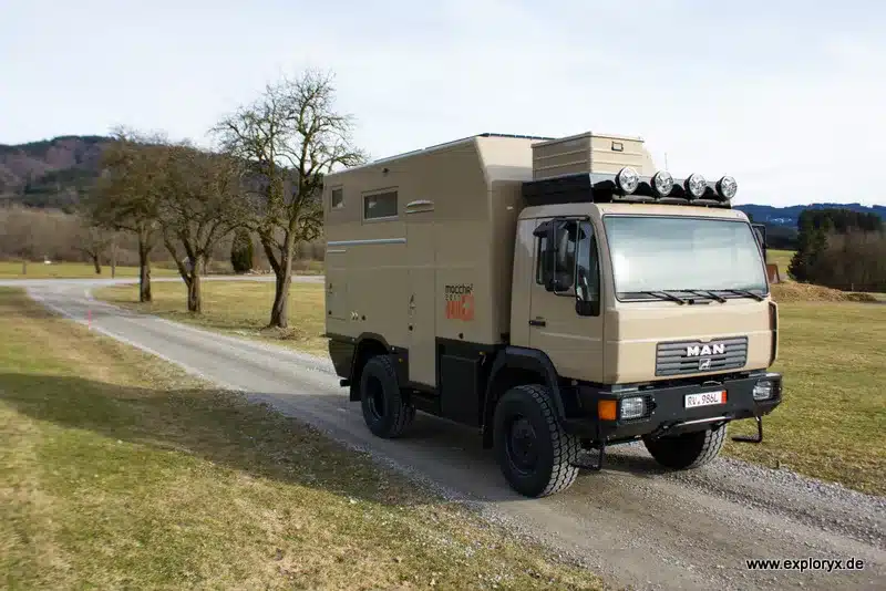 Exploryx Nyala MAN Expeditionsmobil auf MAN L2000 4x4, beige lackiert, in ländlicher Umgebung