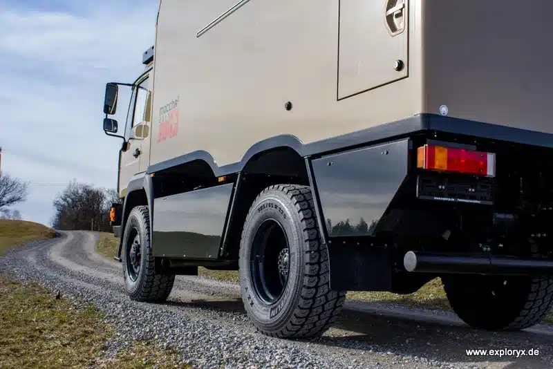 Exploryx Nyala MAN Expeditionsmobil mit Offroad-Bereifung auf Schotterstraße