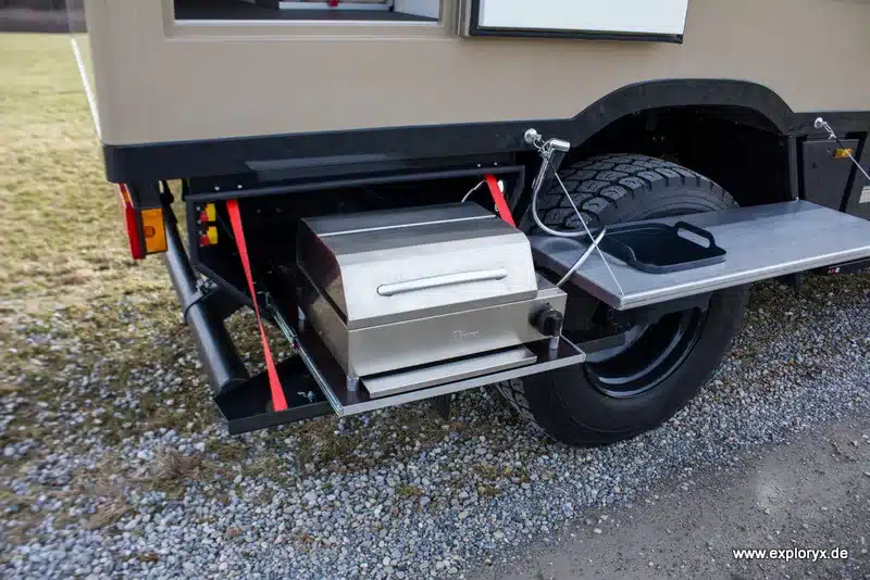 Ausziehbarer Grill und Arbeitsfläche an der Außenküche eines Exploryx Nyala MAN Reisemobils
