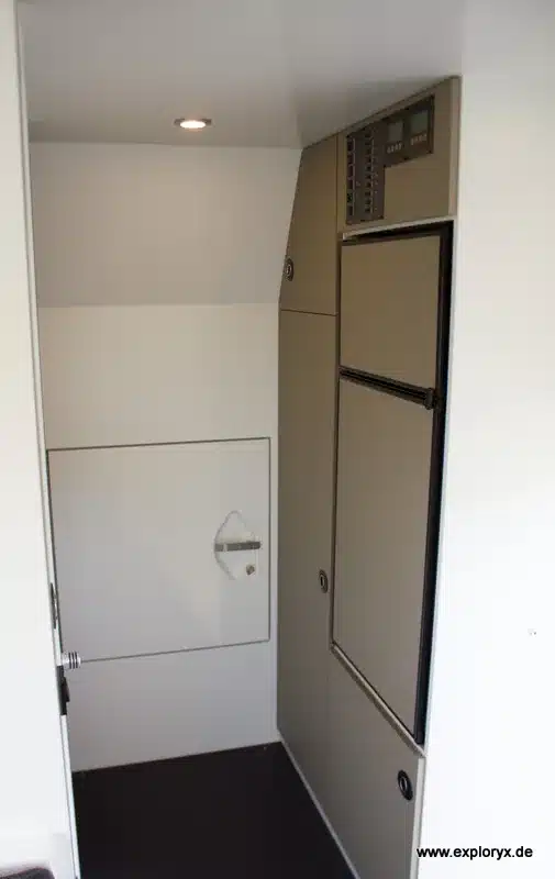 Innenansicht des Technik- und Stauraumbereichs im Exploryx Nyala MAN Reisemobil