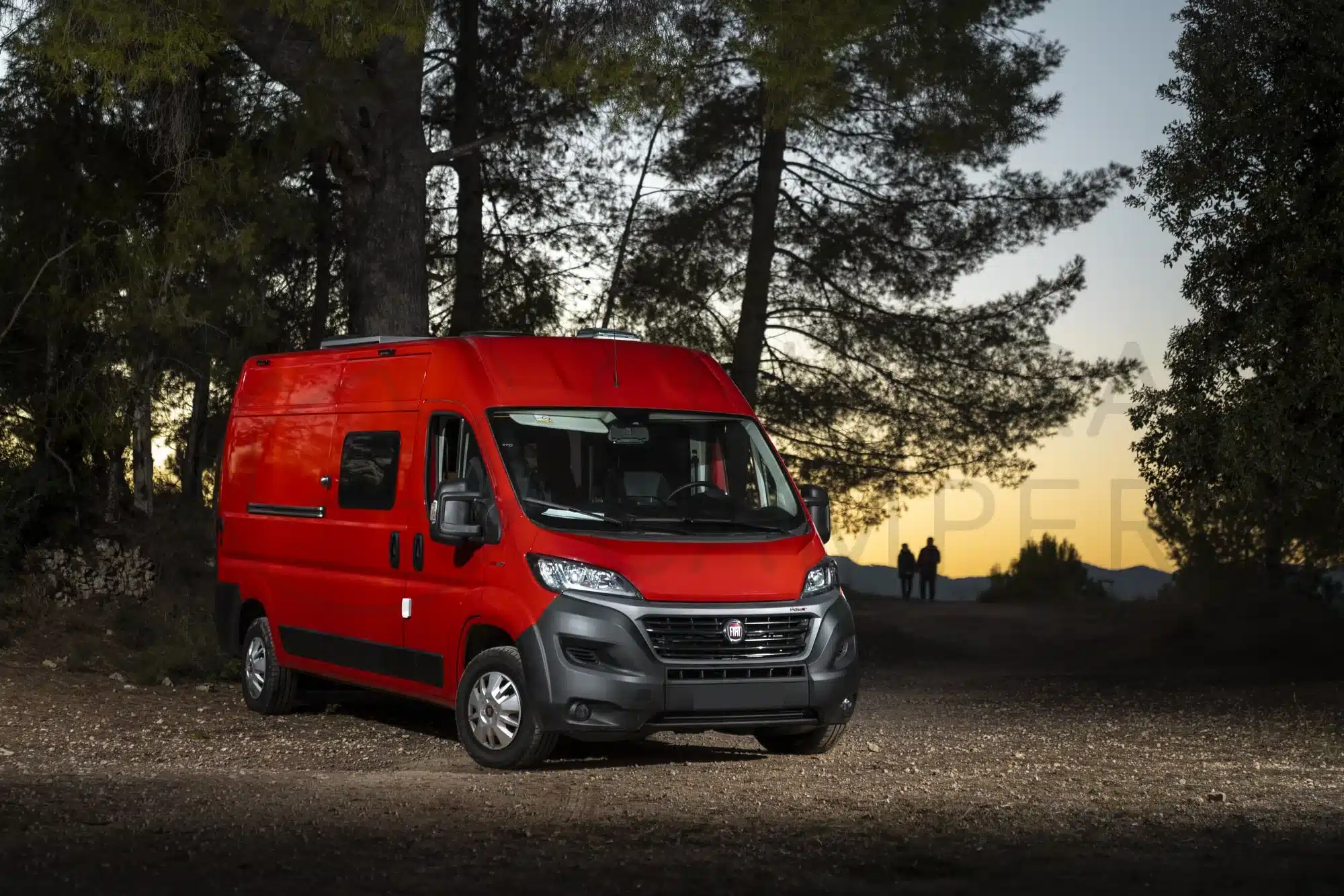 Roter Fiat Ducato Oficina Móvil als Camping- und Bürovan im Wald vor Sonnenuntergang.