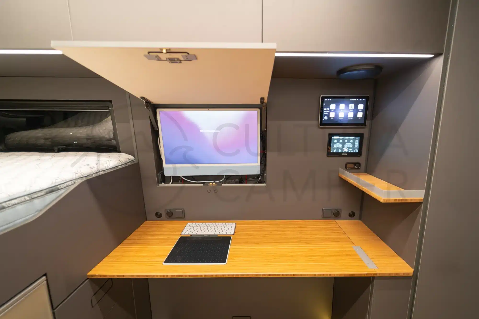 Mobiles Büro mit Bildschirm, Tastatur und Steuerungspanels im Innenraum eines Fiat Ducato Oficina Móvil