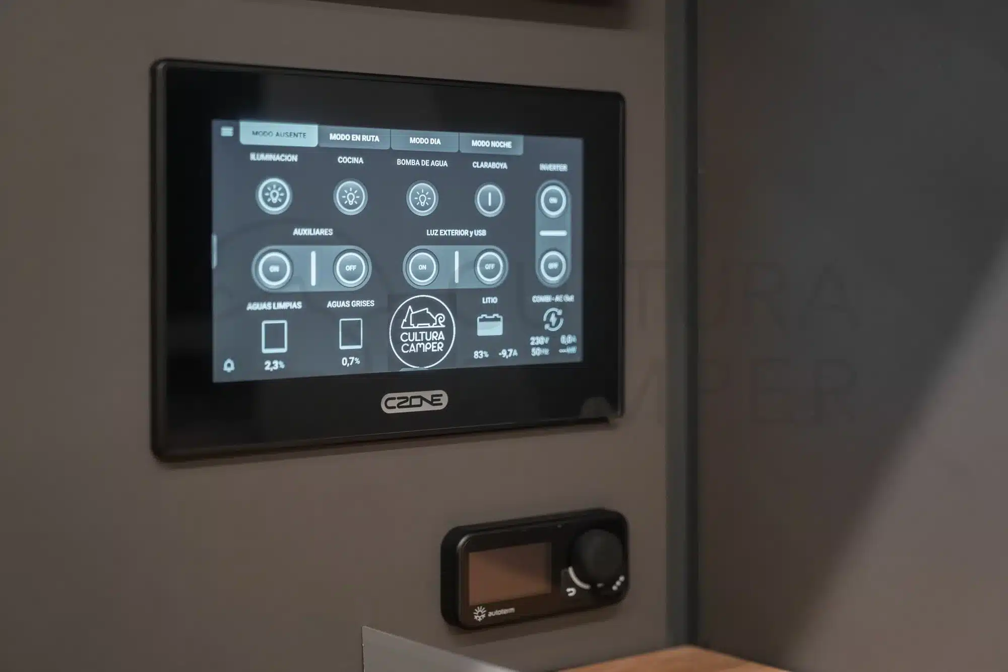 Detailaufnahme eines digitalen Steuerpanels zur Überwachung und Steuerung der Stromversorgung im Büro-Camper Fiat Ducato Oficina Móvil.