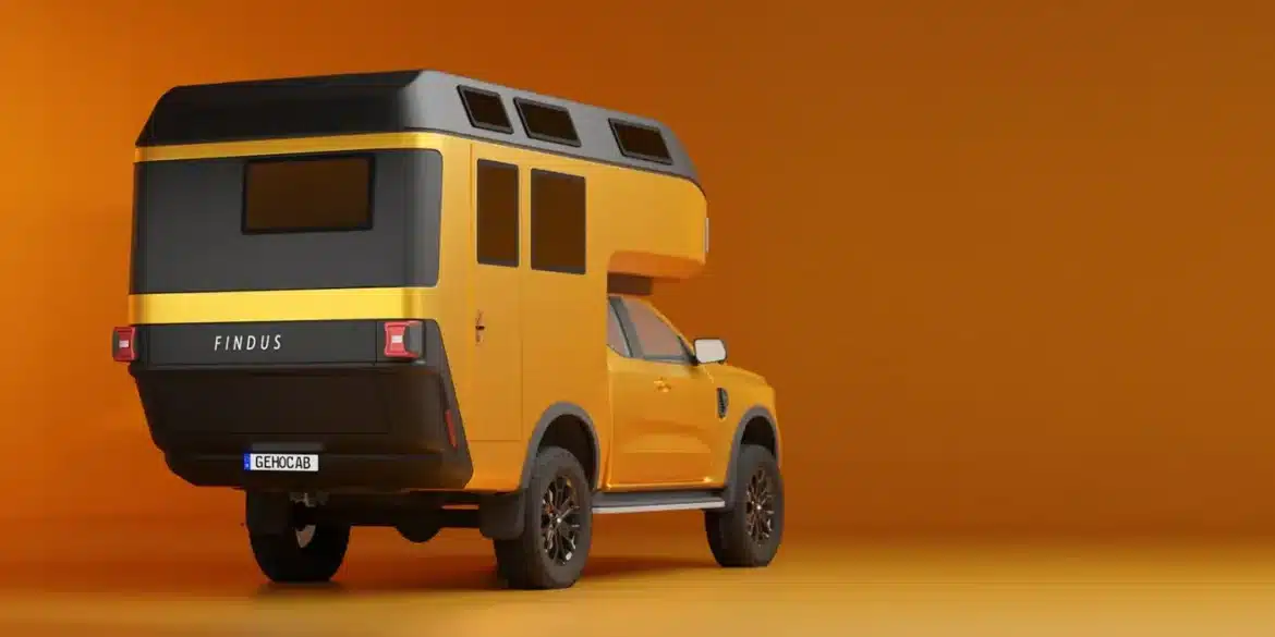 Heckansicht einer gelben Findus Wohnkabine auf einem allradgetriebenen Pick-up, präsentiert vor orangem Hintergrund.