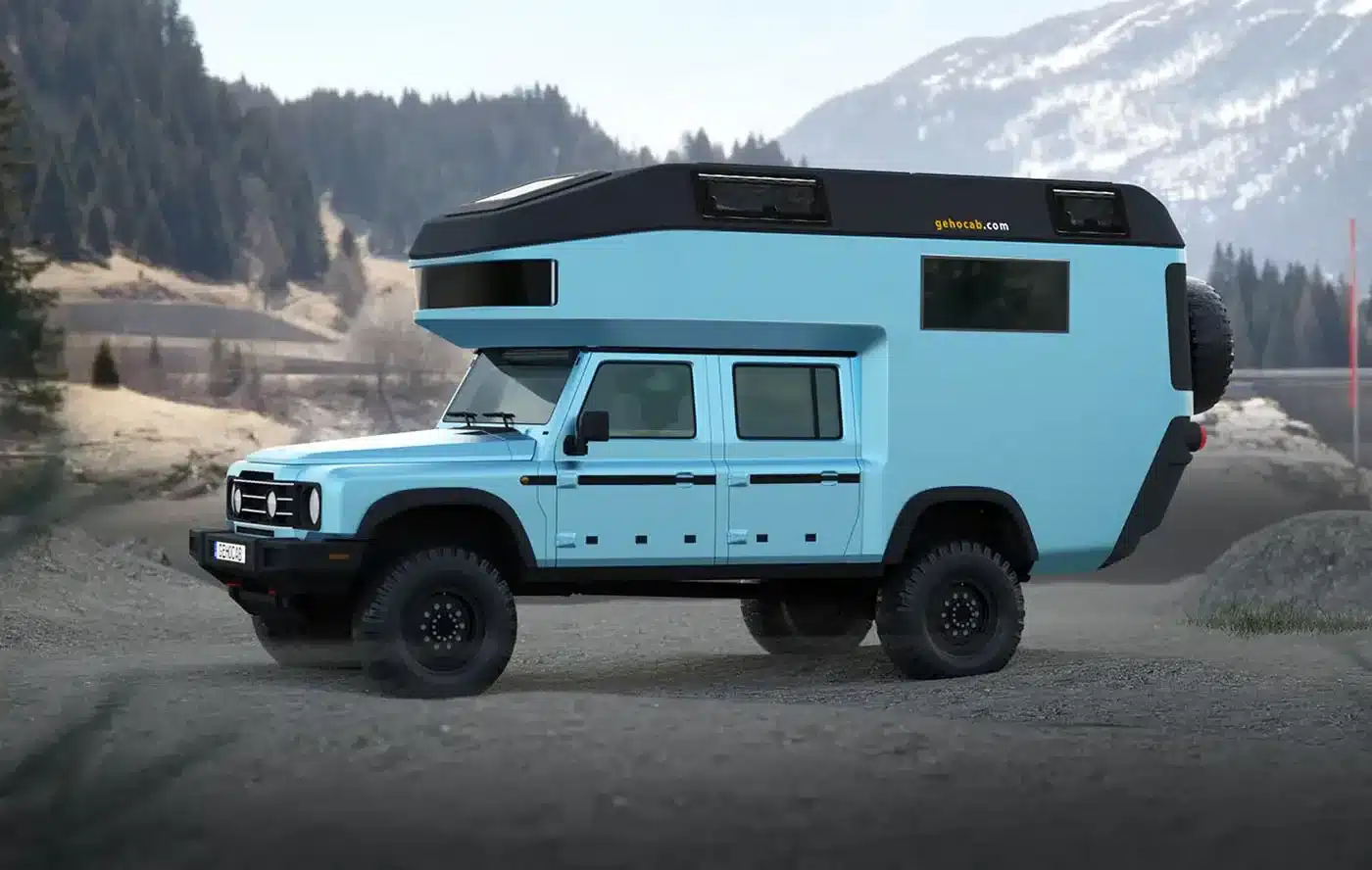 Seitenansicht einer blauen Findus-Wohnkabine auf einem allradgetriebenen Pick-up in einer bergigen Landschaft.