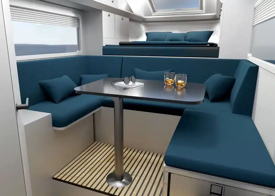 Innenansicht einer Findus-Wohnkabine mit blauer Sitzgruppe und Schlafbereich