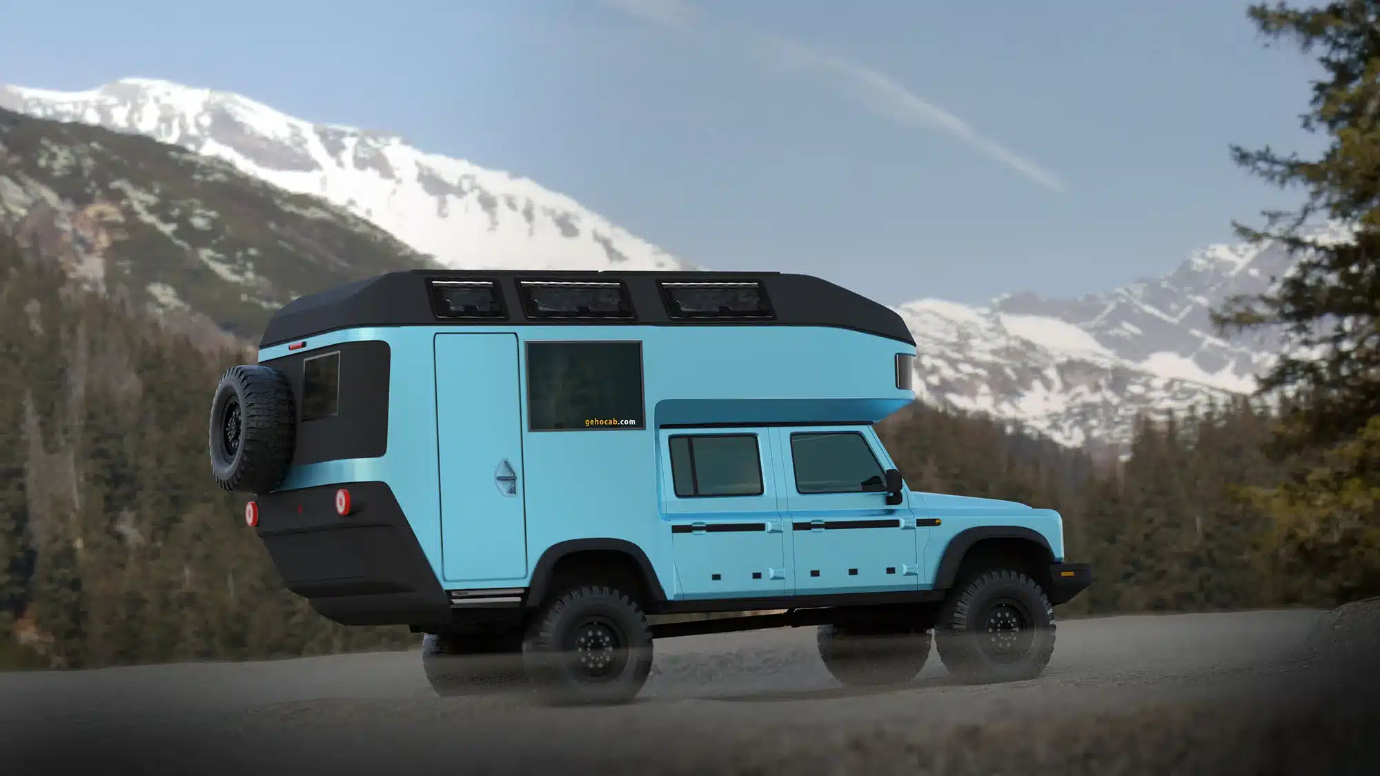 Blauer 4x4-Pick-up mit montierter Findus Wohnkabine vor verschneiten Bergen und Wald.