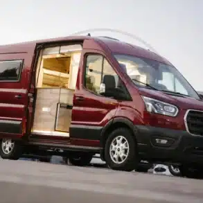 Ford Transit L2H2 Campervan mit offenem Einstieg und individuellem Innenausbau auf einem Parkplatz.