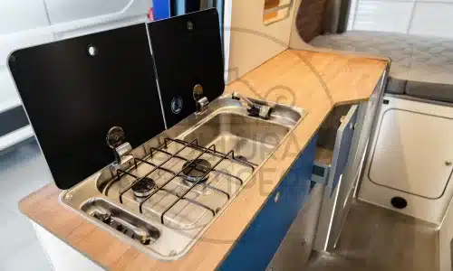 Küchenzeile mit Zweiflammen-Gaskocher und Spüle in einem Ford Transit L3 H3 Campervan.