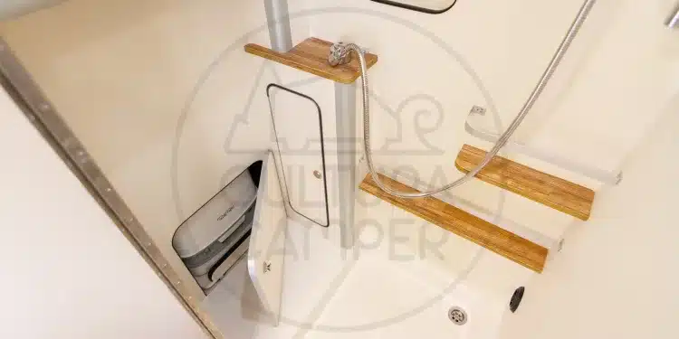 Modernes Badezimmer mit Dusche und einziehbarer Toilette im Ford Transit L3 H3 Camper