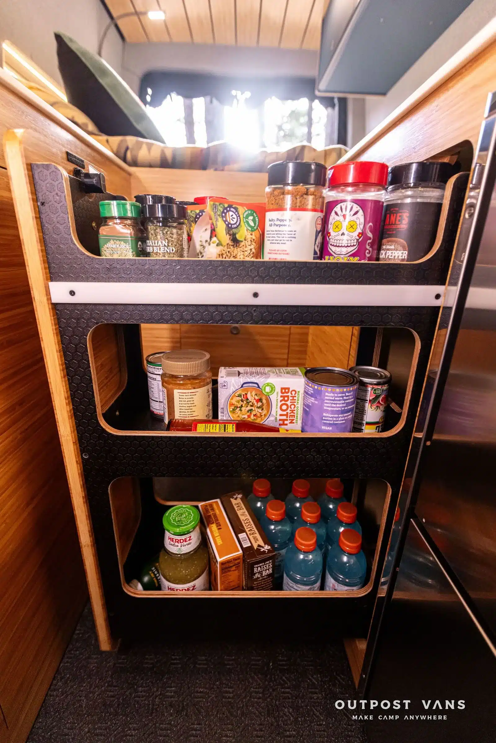 Praktischer Küchenauszug im Camper Güero mit Lebensmitteln und Getränken.