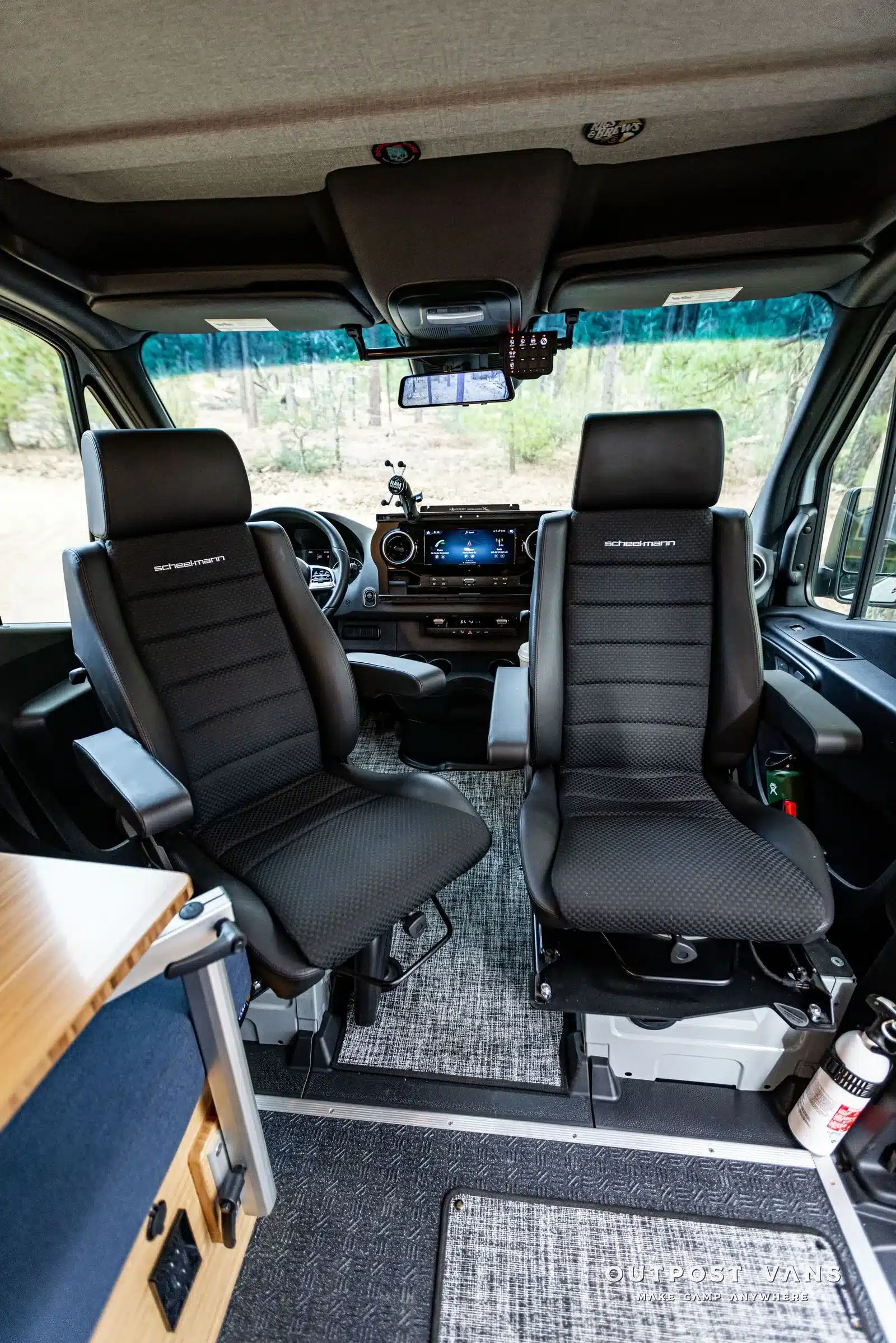 Innenansicht des Güero Offroad-Campervans mit zwei drehbaren Sitzen und sichtbarem Cockpit