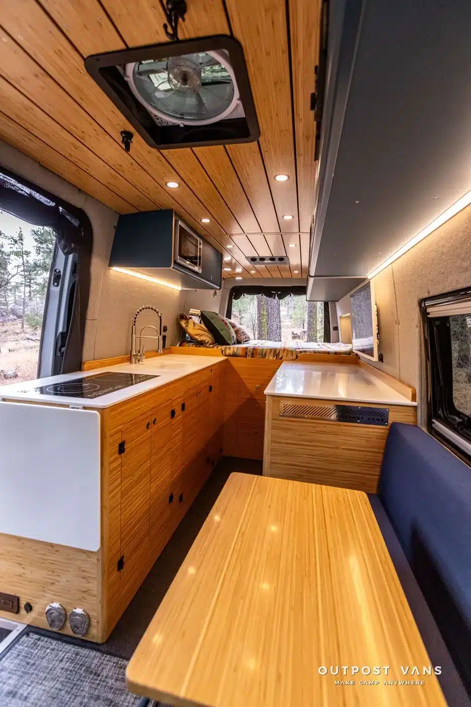 Innenansicht des Güero Vans mit Küchenzeile, Schlafbereich und Sitzbank, hochwertige Materialien und durchdachtes Design
