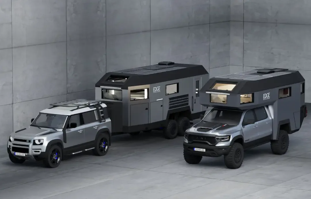 Zwei Edge Explorer Trail 4x4-Expeditionsfahrzeuge und ein SUV stehen nebeneinander auf einem betonierten Untergrund