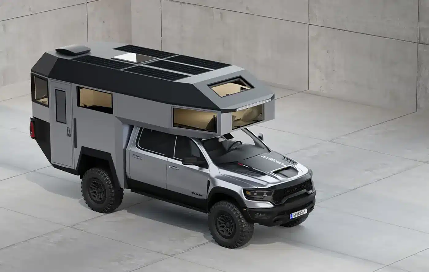 Der Gehocab Edge Explorer Trail, ein 4x4-Expeditionsmobil mit großer Wohnkabine auf Pickup-Basis, geparkt in moderner Umgebung.