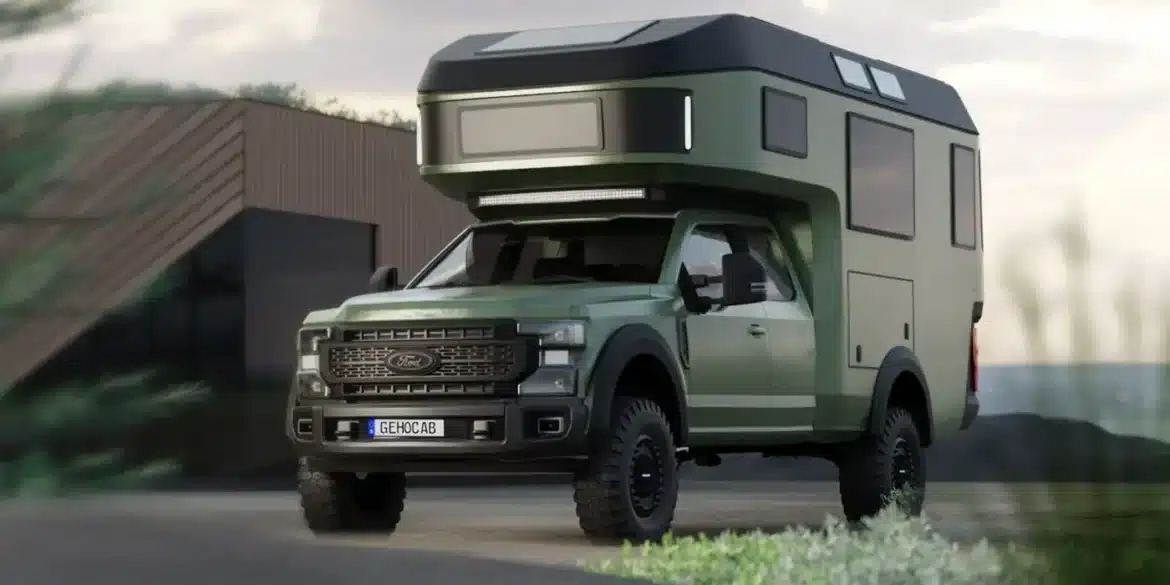 Expeditionsmobil Gehocab Edge Explorer Trail mit 4x4-Antrieb und aufgesetzter Wohnkabine, steht vor einem modernen Gebäude.