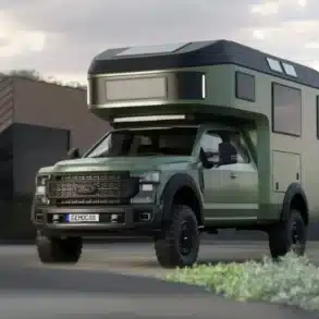 Expeditionsmobil Gehocab Edge Explorer Trail mit 4x4-Antrieb und aufgesetzter Wohnkabine, steht vor einem modernen Gebäude.