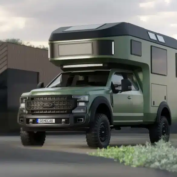 GEHOcab HE Carbon Expeditionsmobil mit Carbon-Aufbau auf 4x4-Basisfahrzeug vor Gebäude