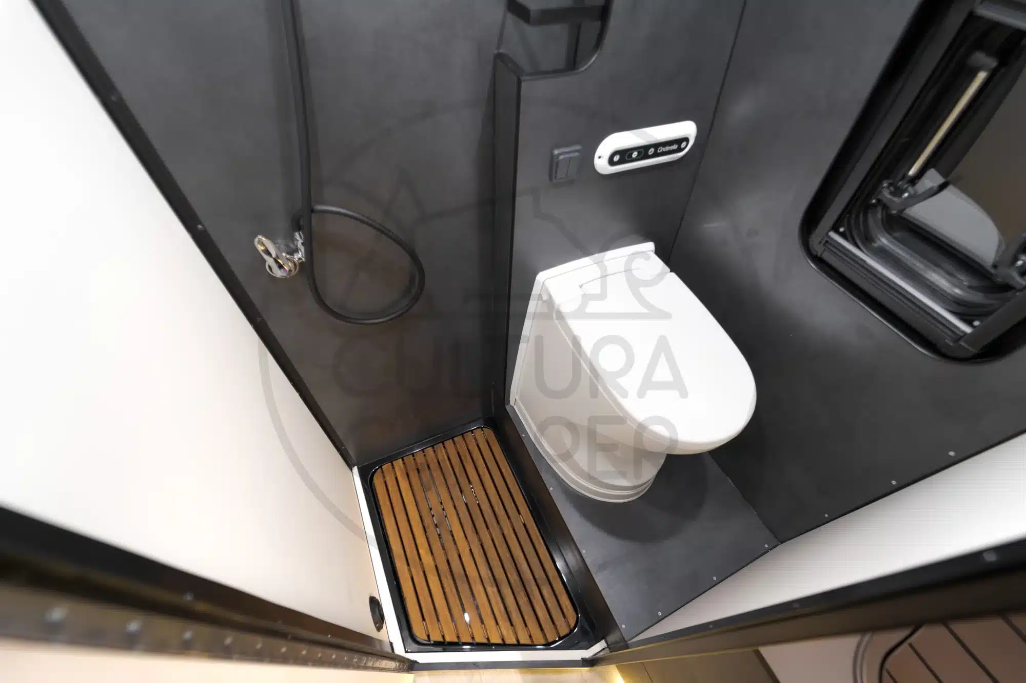 Modernes Camper-Bad mit Verbrennungstoilette, Duschbereich und Holzrost im Iveco Daily 4x4.