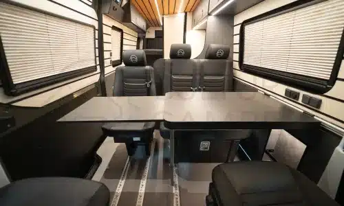 Sitz- und Essbereich im ausgebauten Iveco Daily 4x4 Familien-Wohnmobil