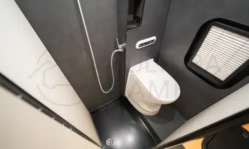 Modernes Bad mit Dusche und Toilette im Innenraum eines Iveco Daily 4x4 Wohnmobils