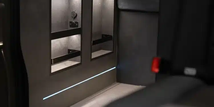 Innenausbau des Iveco Daily 4x4 mit beleuchteten Ablagefächern