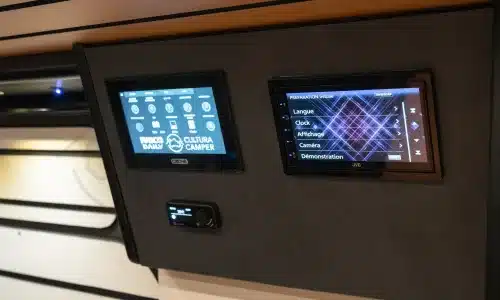 Touch-Displays und Steuerungselemente im Innenraum eines ausgebauten Iveco Daily 4x4 Wohnmobils