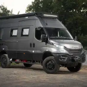 Iveco Daily 4x4 L4H3 Expeditionsmobil mit Allradantrieb auf unbefestigtem Weg im Grünen