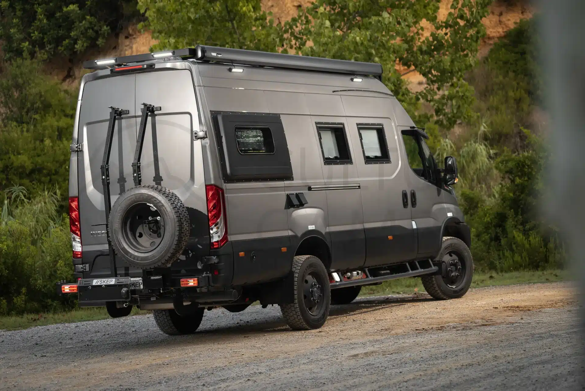 Iveco Daily 4x4 L4H3 Expeditionsmobil mit Ersatzradträger und Offroad-Umbau auf Schotterpiste
