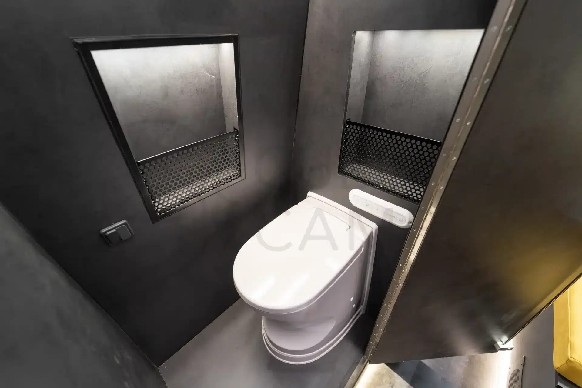 Toilette und Stauraum im Badezimmer eines ausgebauten Iveco Daily 4x4 Reisemobils.