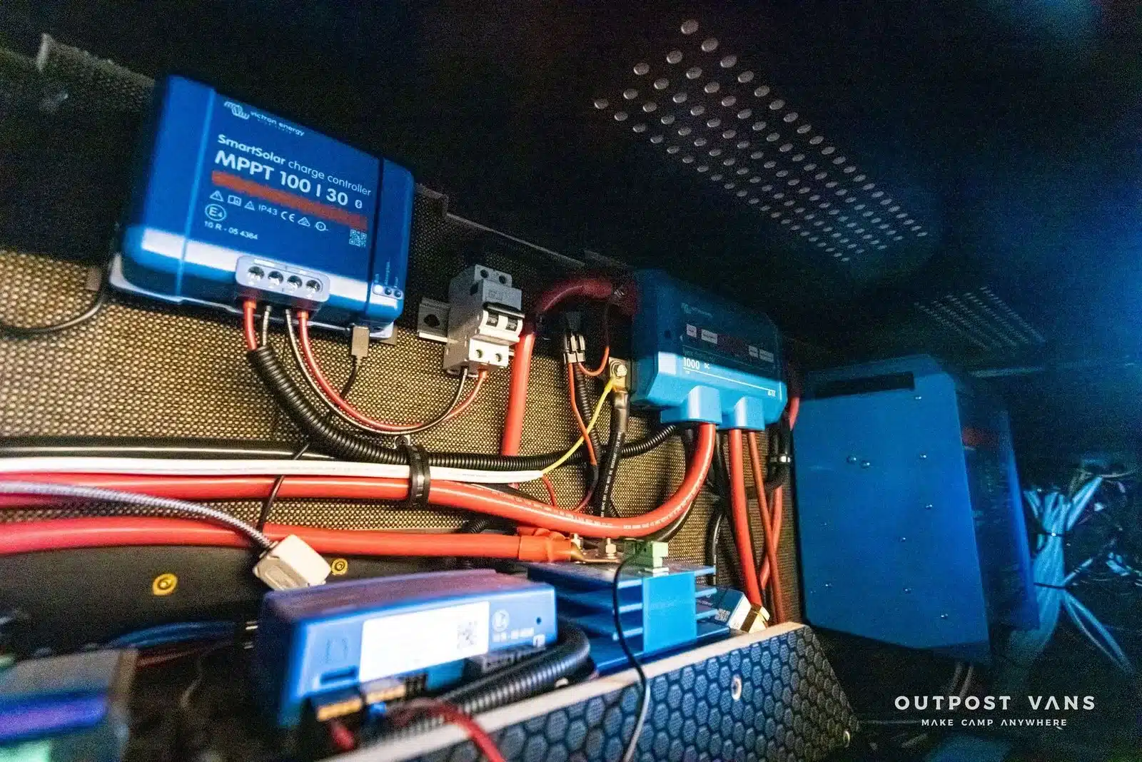 Innenansicht der elektrischen Anlage mit Victron Energy Komponenten und Verkabelung in einem Campervan.