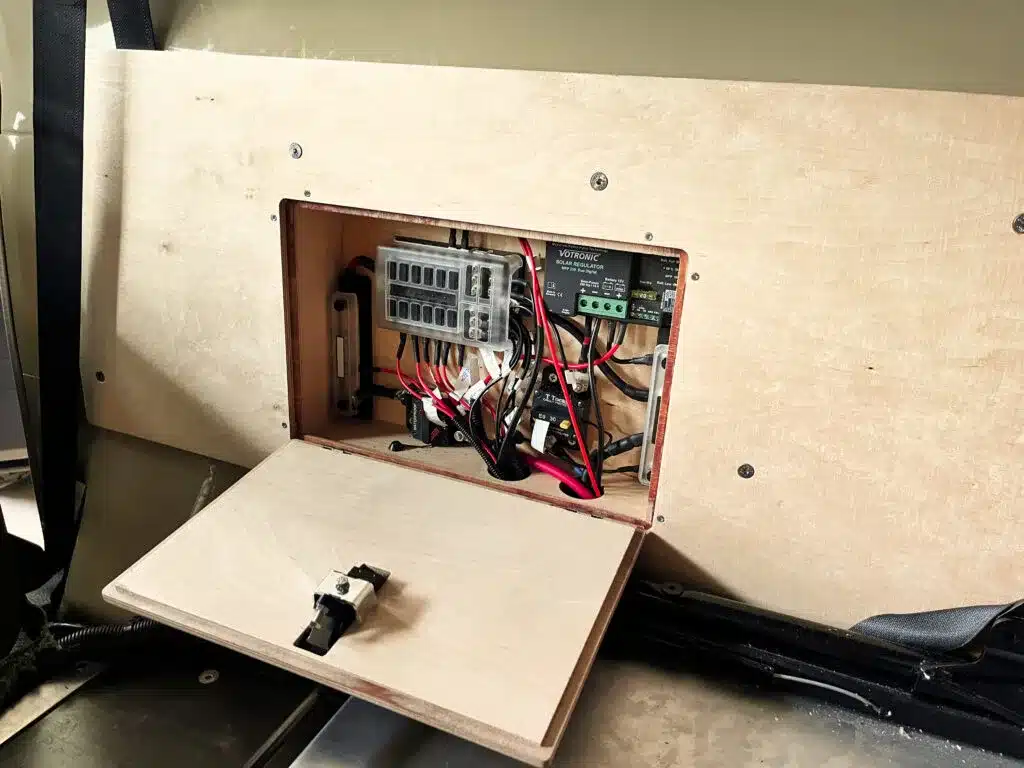 Elektrik-Staufach mit Verkabelung, Sicherungskasten und Solarladeregler im Toyota Land Cruiser 78 Camperausbau