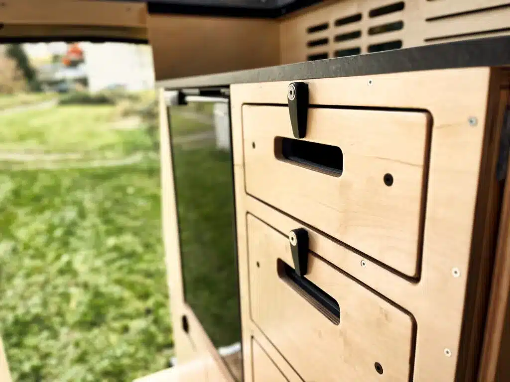 Holzschubladen-Innenausbau mit Verriegelungen im Toyota Land Cruiser 78 Camper