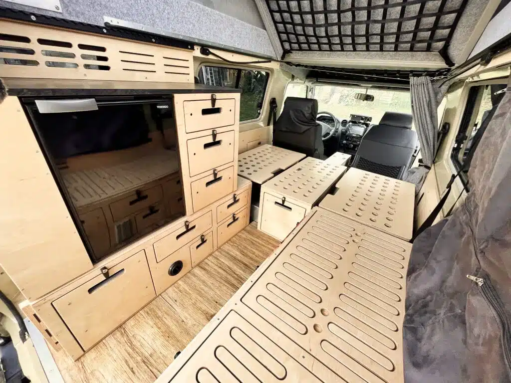 Holzausbau und Stauraumelemente im Innenraum eines umgebauten Toyota Land Cruiser 78 als Reisemobil