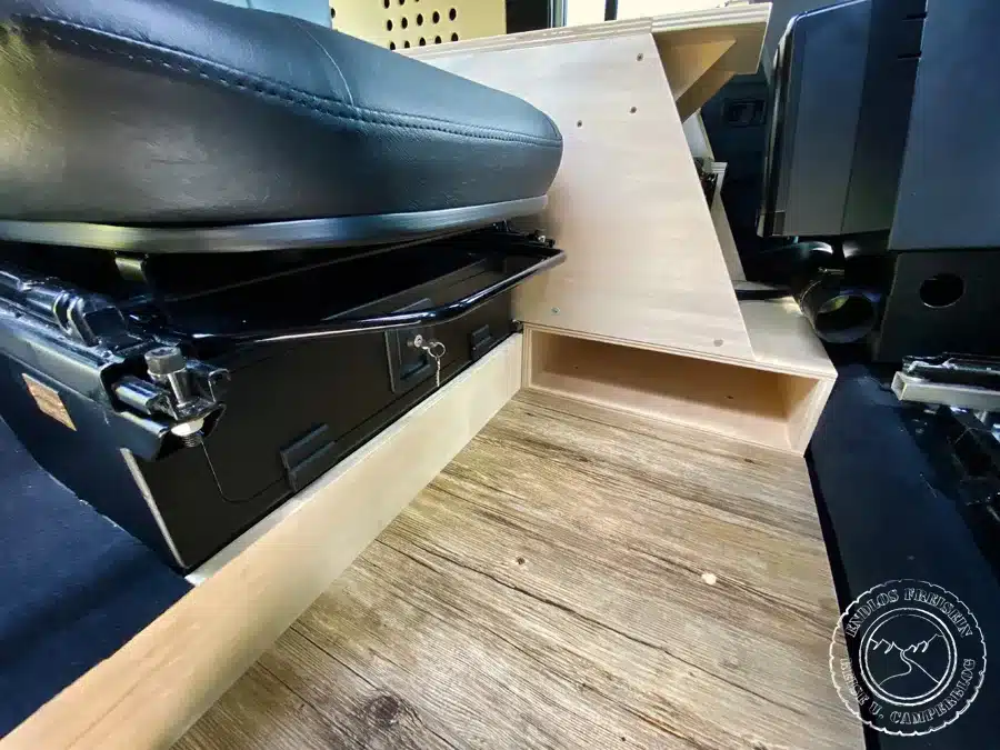 Detailaufnahme der umgebauten Sitzkonsole und Stauraummodule im Defender Camper.