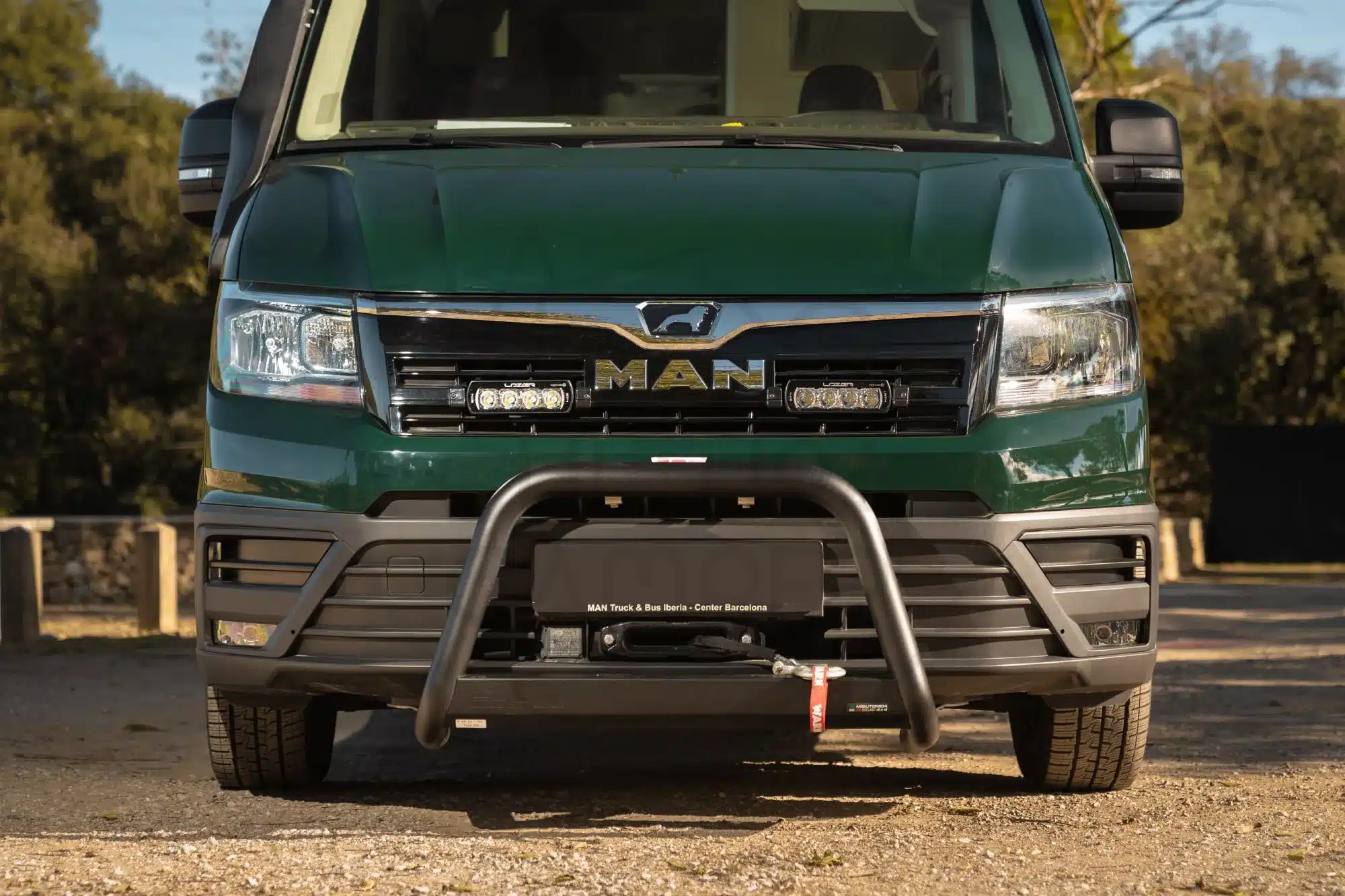 Frontansicht des MAN TGE 4x4 Compass on the Road mit Offroad-Ausstattung und Bullbar